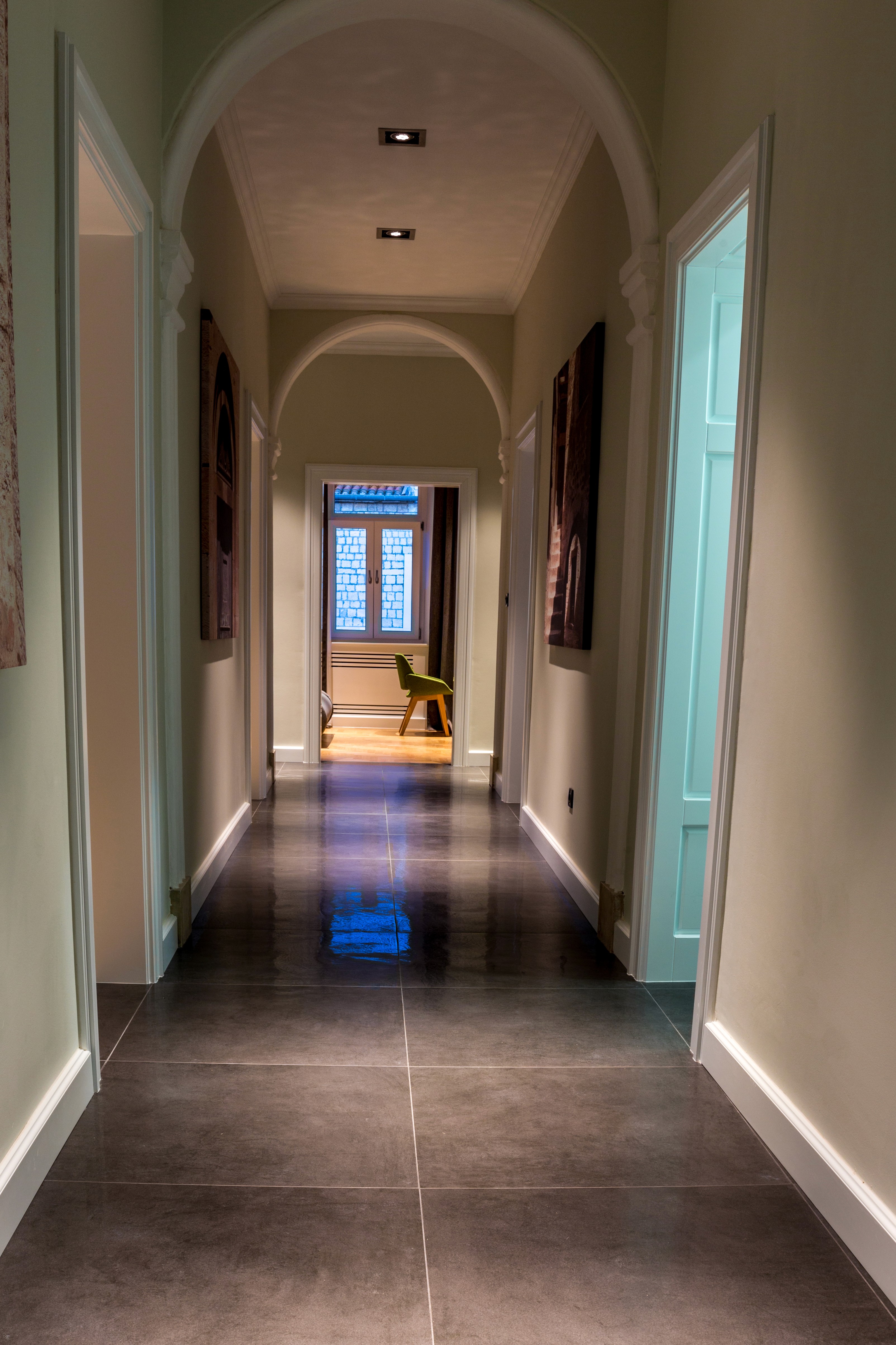 Hallway with arches inside the residence